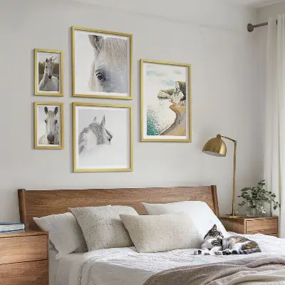 Billedkomposition til væg med heste på stranden i minimalistisk naturstil