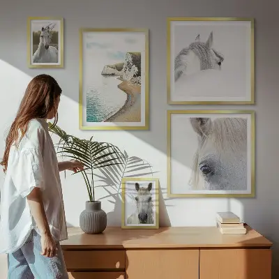 Billedkomposition til væg med heste på stranden i minimalistisk naturstil
