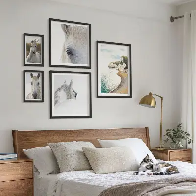 Billedkomposition til væg med heste på stranden i minimalistisk naturstil