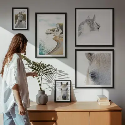 Billedkomposition til væg med heste på stranden i minimalistisk naturstil
