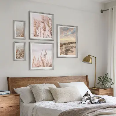 Billedsæt over sofa med kystlandskaber i solskin
