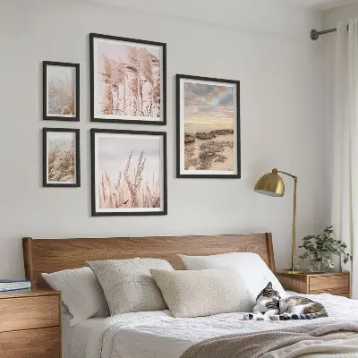 Billedsæt over sofa med kystlandskaber i solskin
