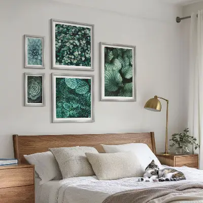 Billedsæt over sofa med motiv af natur med planteblade og sukkulenter
