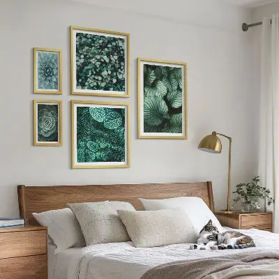Billedsæt over sofa med motiv af natur med planteblade og sukkulenter