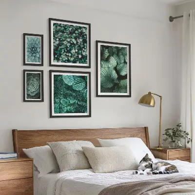 Billedsæt over sofa med motiv af natur med planteblade og sukkulenter