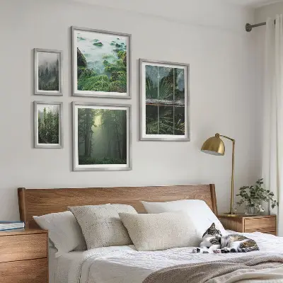 Billedsæt over sofa med motiver af grønne landskaber, skove og vegetation