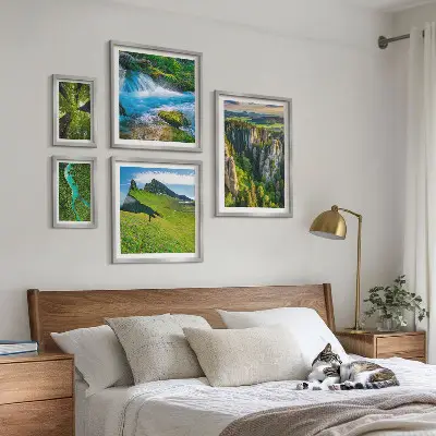 Billedsæt over sofa med motiver af landskaber, bjerge, floder og skove