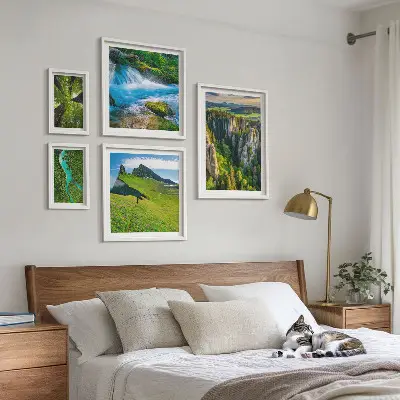 Billedsæt over sofa med motiver af landskaber, bjerge, floder og skove