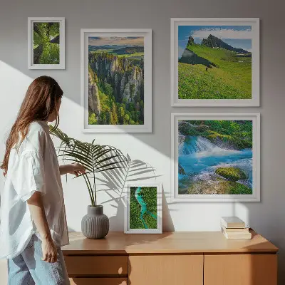 Billedsæt over sofa med motiver af landskaber, bjerge, floder og skove