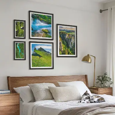 Billedsæt over sofa med motiver af landskaber, bjerge, floder og skove