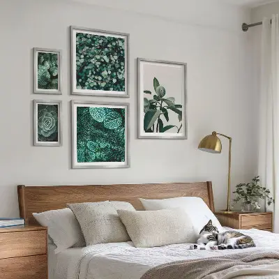 Plakatsæt med plantemotiver grønne blade til ophæng over sofa