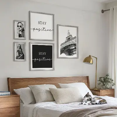 Billedsæt over sofa med stilfuld grafik af Paris