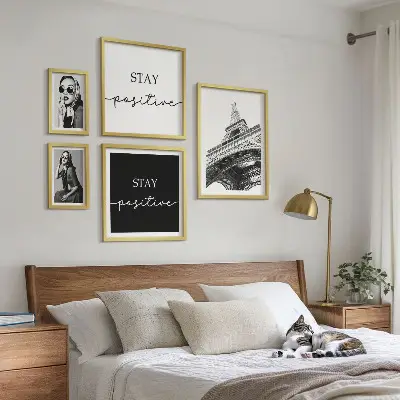 Billedsæt over sofa med stilfuld grafik af Paris