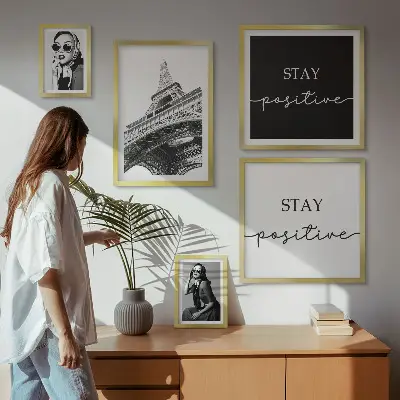 Billedsæt over sofa med stilfuld grafik af Paris