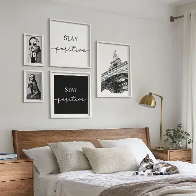 Billedsæt over sofa med stilfuld grafik af Paris