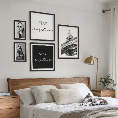Billedsæt over sofa med stilfuld grafik af Paris