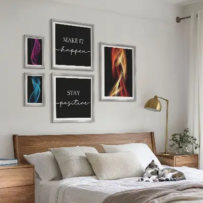 Billedsæt over sofa med citater, lysmønstre og inspiration