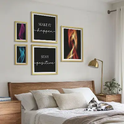 Billedsæt over sofa med citater, lysmønstre og inspiration