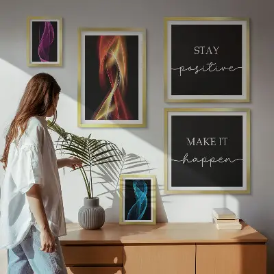 Billedsæt over sofa med citater, lysmønstre og inspiration
