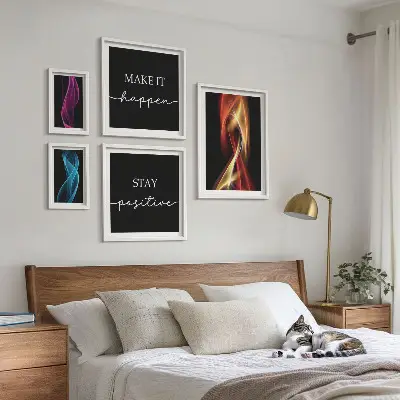 Billedsæt over sofa med citater, lysmønstre og inspiration