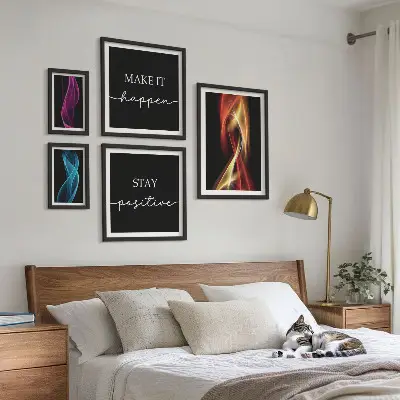 Billedsæt over sofa med citater, lysmønstre og inspiration