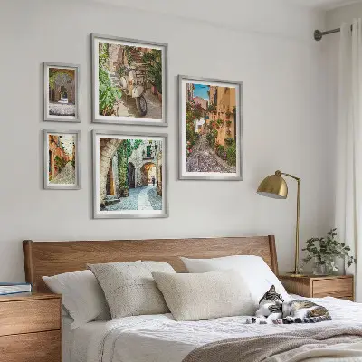 Billedsæt med charmerende gader med blomster til ophængning over sofa