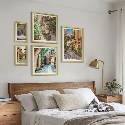 Billedsæt med charmerende gader med blomster til ophængning over sofa