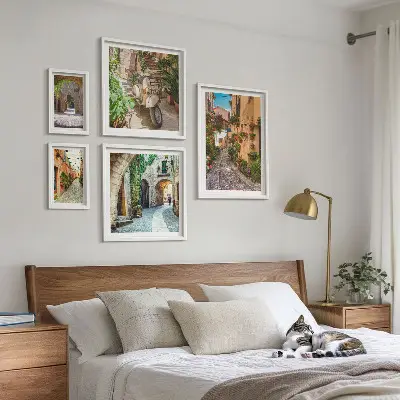 Billedsæt med charmerende gader med blomster til ophængning over sofa