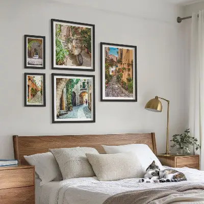 Billedsæt med charmerende gader med blomster til ophængning over sofa