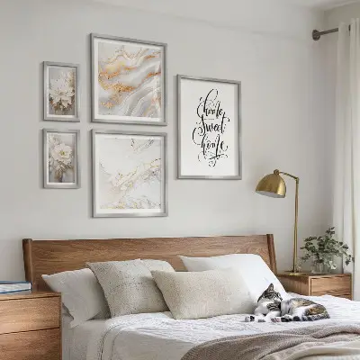 Billedsæt over sofa med stilfuldt blomstermotiv i marmoroptik
