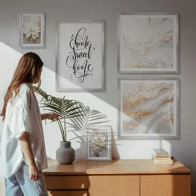 Billedsæt over sofa med stilfuldt blomstermotiv i marmoroptik