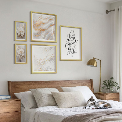 Billedsæt over sofa Stilfuldt blomstermarmorinteriør