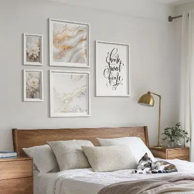 Billedsæt over sofa med stilfuldt blomstermotiv i marmoroptik