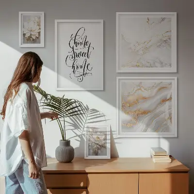 Billedsæt over sofa med stilfuldt blomstermotiv i marmoroptik