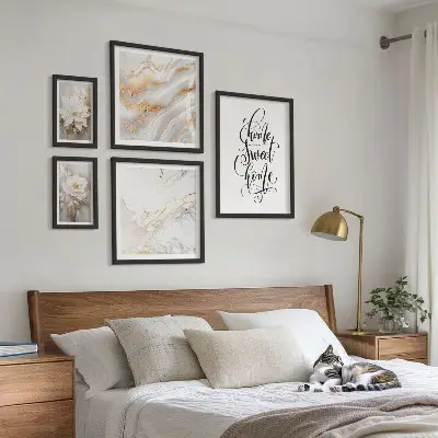 Billedsæt over sofa med stilfuldt blomstermotiv i marmoroptik