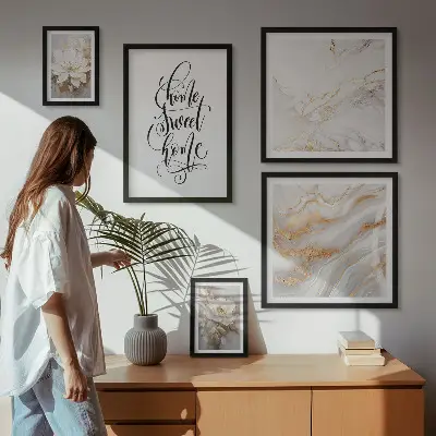 Billedsæt over sofa med stilfuldt blomstermotiv i marmoroptik