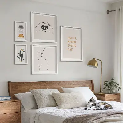 Billedkomposition til væg med motiv af positiv tænkning i minimalistisk stil