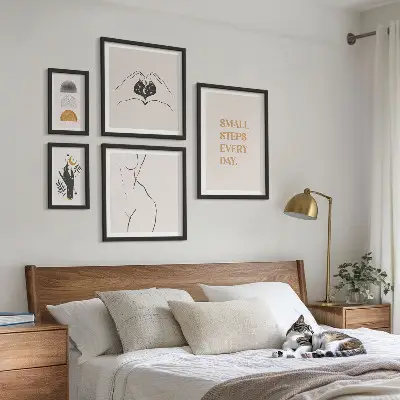 Billedkomposition til væg med motiv af positiv tænkning i minimalistisk stil