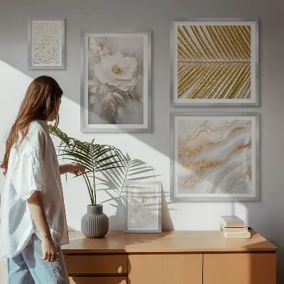 Billedsæt over sofa med stilfulde blomstermotiver