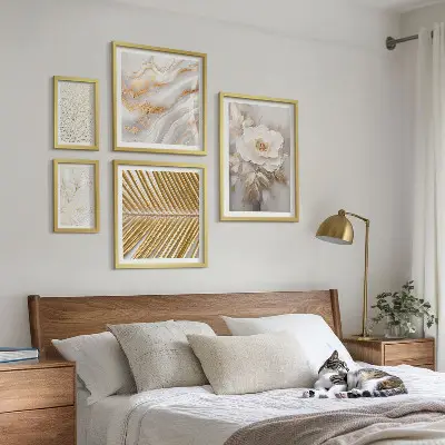 Billedsæt over sofa med stilfulde blomstermotiver