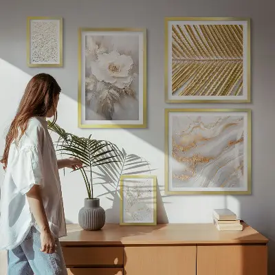 Billedsæt over sofa med stilfulde blomstermotiver