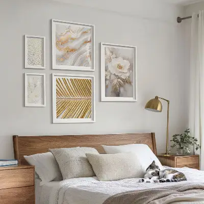 Billedsæt over sofa med stilfulde blomstermotiver