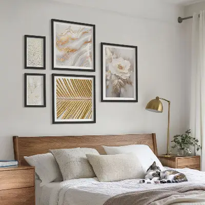 Billedsæt over sofa med stilfulde blomstermotiver