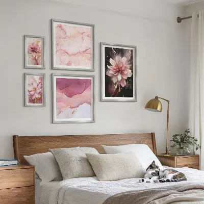 Billedkomposition med lyserøde blomsterarrangementer til væg