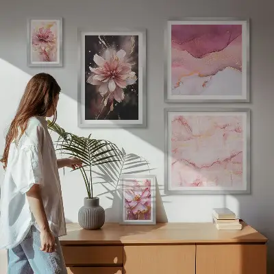 Billedkomposition med lyserøde blomsterarrangementer til væg