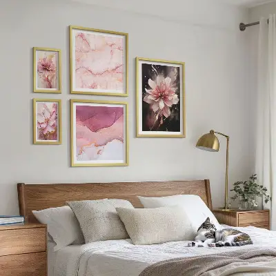 Billedkomposition med lyserøde blomsterarrangementer til væg