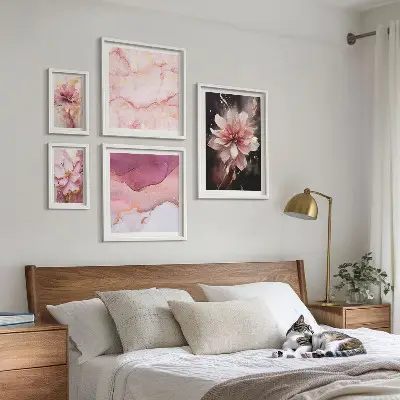 Billedkomposition med lyserøde blomsterarrangementer til væg