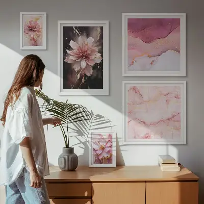 Billedkomposition med lyserøde blomsterarrangementer til væg