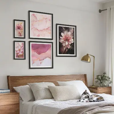 Billedkomposition med lyserøde blomsterarrangementer til væg
