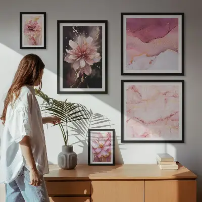 Billedkomposition med lyserøde blomsterarrangementer til væg
